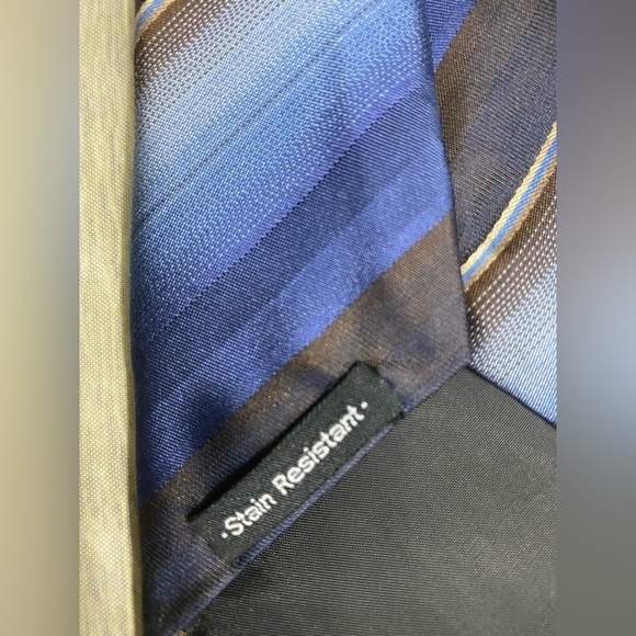 Van Heusen 100% Silk Blue Brown Diagonal Striped Stain Resistant Mens 60” Tie - Picture 5 of 5